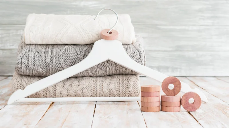 5 astuces pour ranger les costumes sans les froisser