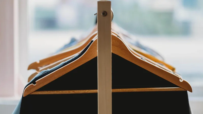 5 astuces pour ranger les costumes sans les froisser
