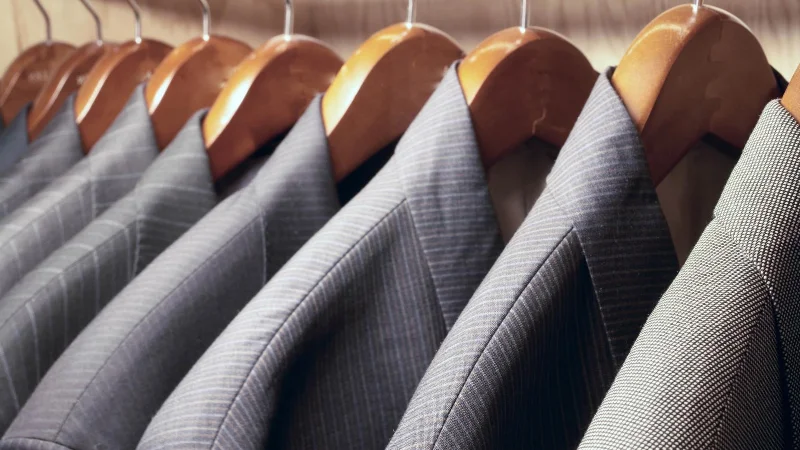 5 astuces pour ranger les costumes sans les froisser