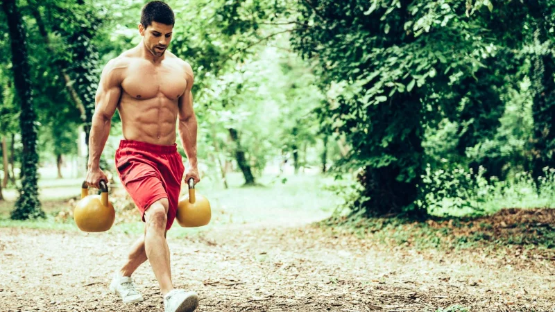 Farmers Walk: Wie es geht und welche Vorteile das Gehen mit Gewichten hat