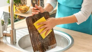 Comment nettoyer une planche à découper en bois et se débarrasser des taches
