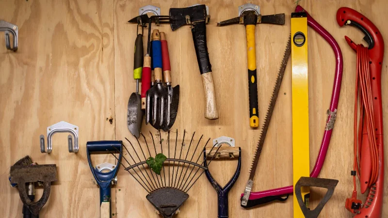 7 clevere Möglichkeiten, Gartengeräte platzsparend aufzubewahren