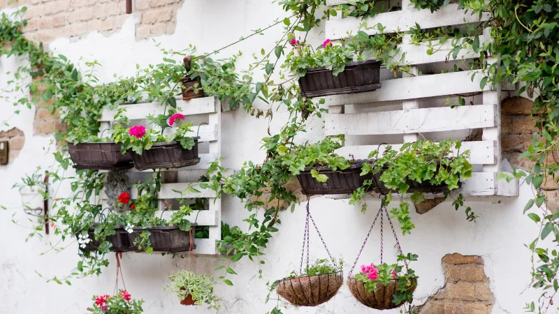 7 clevere Möglichkeiten, Holzpaletten in Ihrem Garten zu recyceln