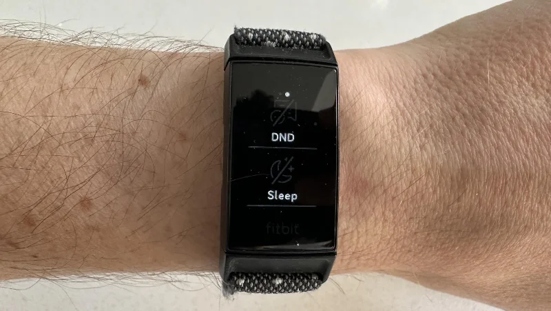 So verfolgen Sie den Schlaf auf Ihrem Fitbit
